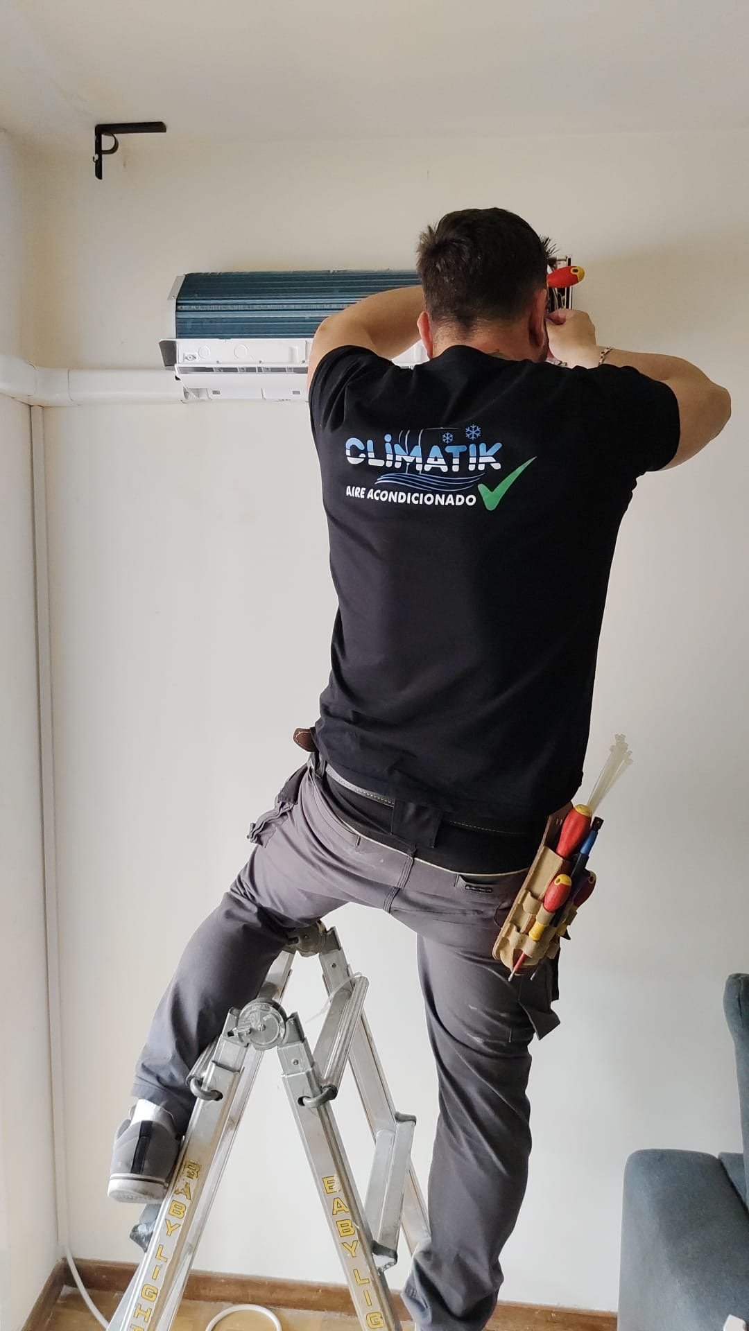 Técnico de Climatik realizando una instalación de aire acondicionado