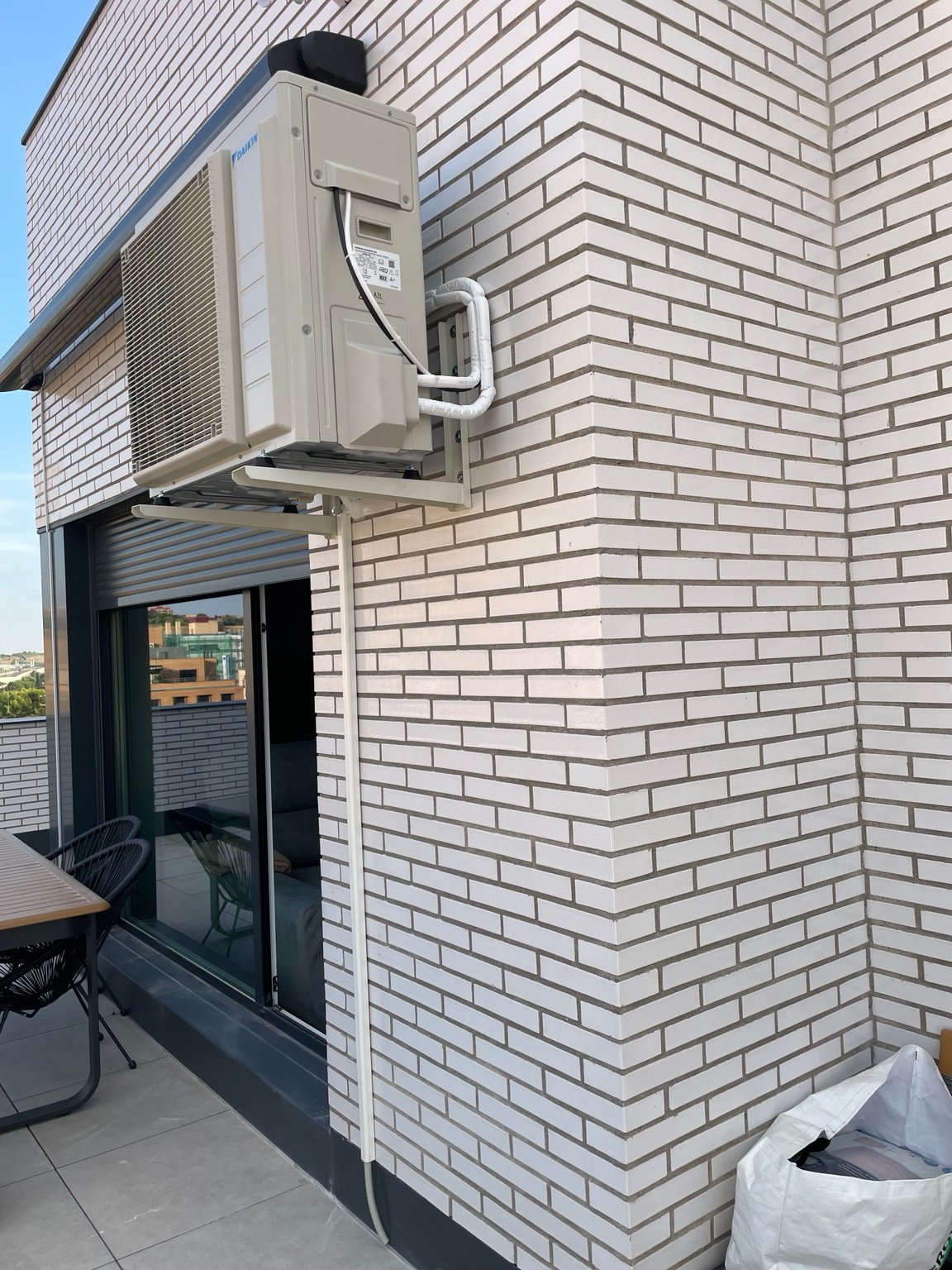 Unidad exterior instalada en terraza