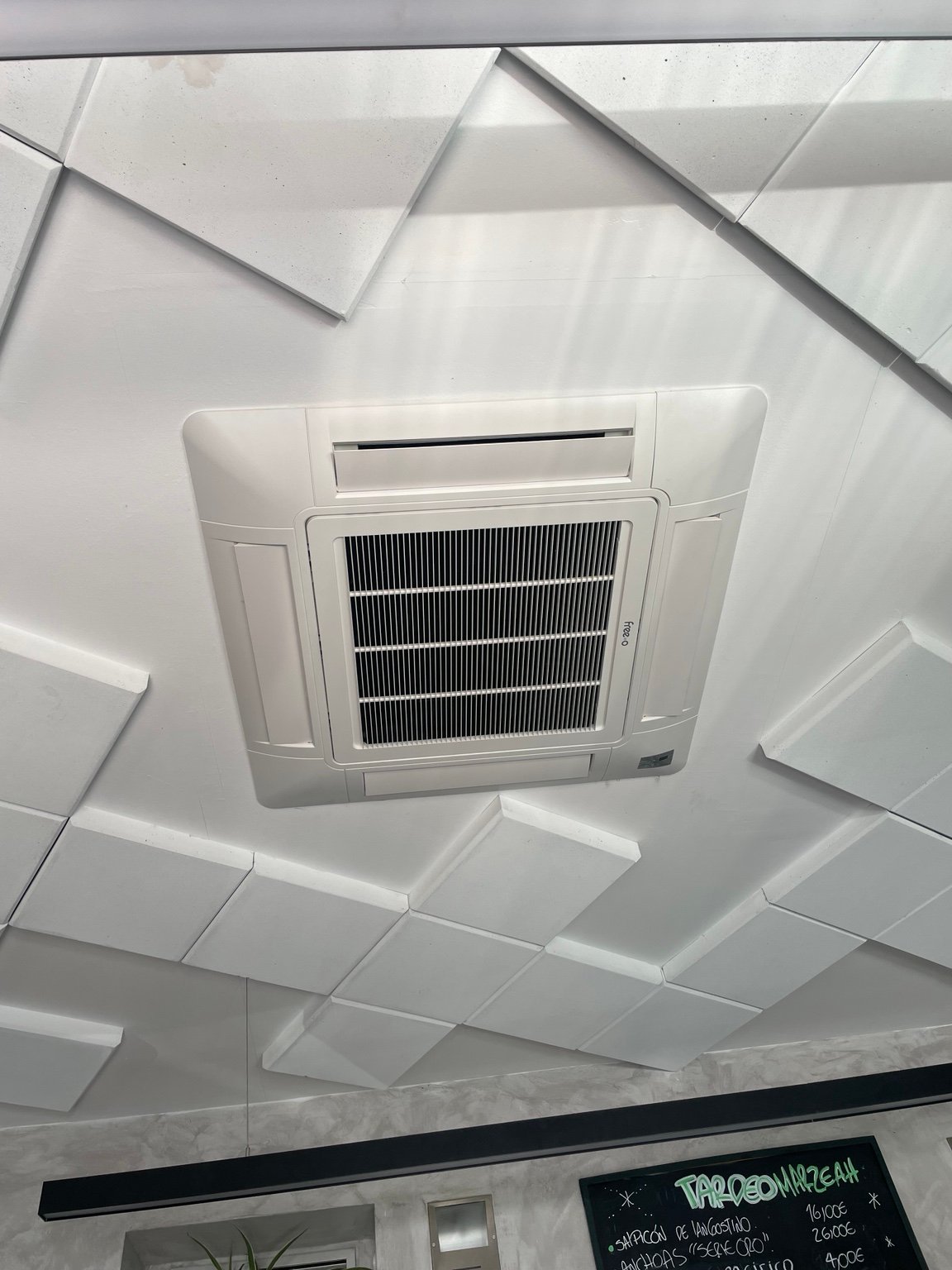 Equipo de climatización integrado en techo